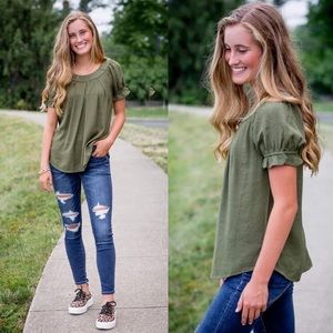 Beautiful ruffle sleeve top. Ruched detail. Elastic on arms.